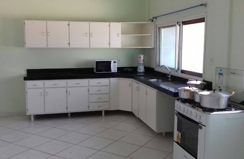 Praia do Morro House | Spacious Duplex 800m from Beach - Pet Friendly & Spa Access