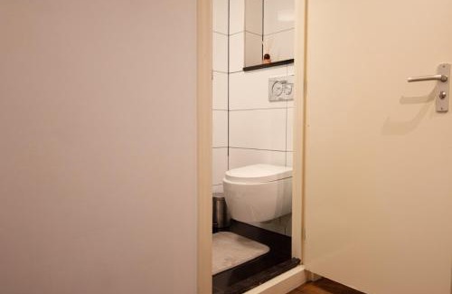 Burgwallen Nieuwe Zijde House | Cozy DutchHouse Centrum with Complimentary Breakfast