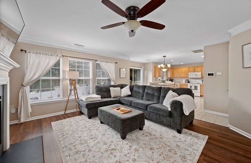 Raleigh House | Cozy Eagle Ridge Home in Raleigh with Fenced Yard & Hot Tub