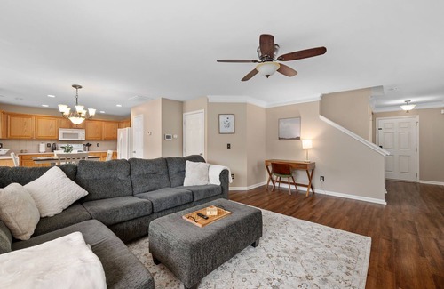 Raleigh House | Cozy Eagle Ridge Home in Raleigh with Fenced Yard & Hot Tub