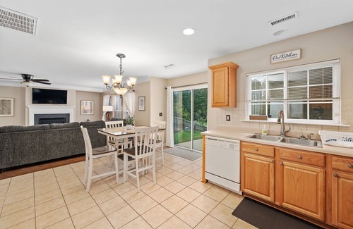 Raleigh House | Cozy Eagle Ridge Home in Raleigh with Fenced Yard & Hot Tub
