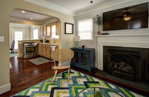Charlotte House | Elegant Elizabeth Bungalow with Spa & Breakfast Included