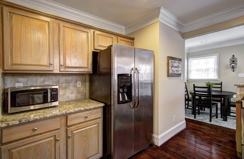 Charlotte House | Elegant Elizabeth Bungalow with Spa & Breakfast Included