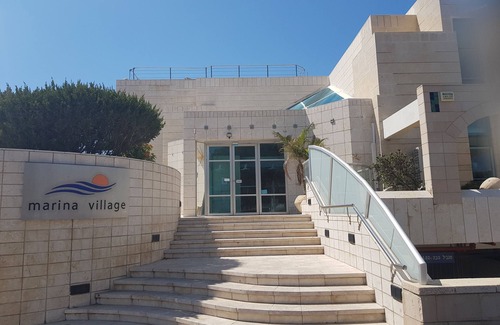 Herzliya Pituach Apartment | Family-Friendly Garden Suite with Ocean View in Herzliya