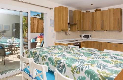 El Faro Villa | Idyllic Beach Retreat with Ocean View and Superb Dining Nearby
