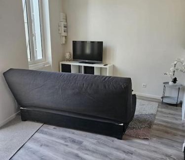 Veneux-les-Sablons House | Convenient F2 Apartment Just 5 Train Stops from Paris