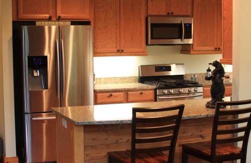 Topton House | Unforgettable Indian Summer Stays with Lake View Amenities