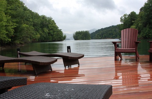 Topton House | Unforgettable Indian Summer Stays with Lake View Amenities