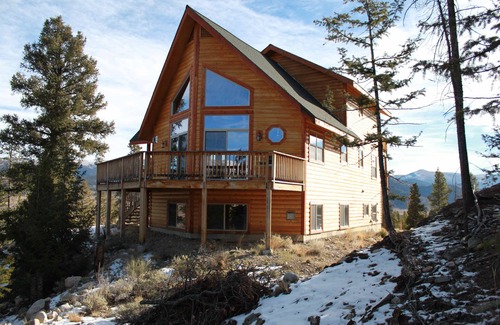 Twin Lakes Cabin | Ideal Family and Pet-Friendly Mountain Retreat with Lake View