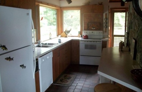 Lake Leelanau Cottage | Ideal Family Retreat with Lake View and Pool Access