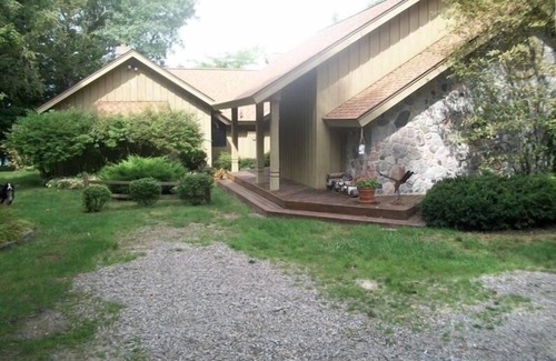 Lake Leelanau Cottage | Ideal Family Retreat with Lake View and Pool Access