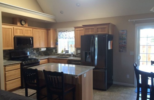 Four Sisters House | Welcoming Family Retreat with Ocean View, Steps to Beach