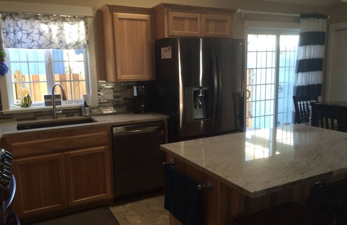 Four Sisters House | Welcoming Family Retreat with Ocean View, Steps to Beach