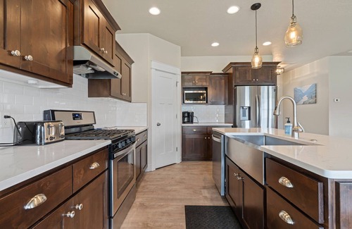 Payette House | Family-Friendly Retreat with Spa & Breakfast Included