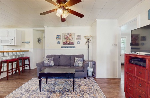 Kingsland House | Welcoming Family Retreat with WiFi & Shared Boat Access