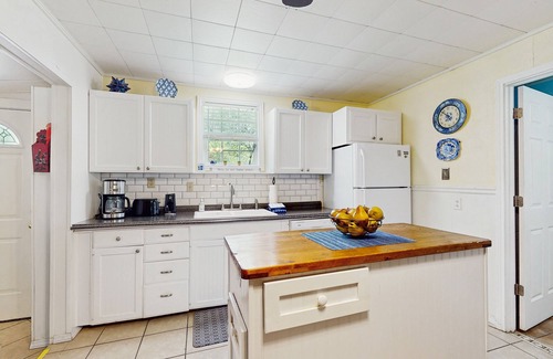 Kingsland House | Welcoming Family Retreat with WiFi & Shared Boat Access