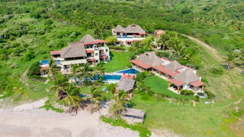 Petacalco House | Oceanfront Family Retreat with Pool and Pet-Friendly Perks