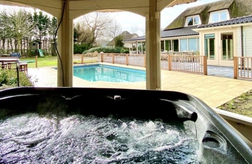 Municipality of Heerhugowaard Villa | Inviting Villa with Heated Pool, Jacuzzi & High Guest Rating