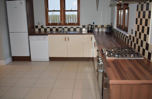 Dingle House | Family-Friendly Getaway with Pet Perks and Harbour Views