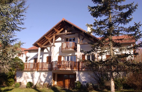Montcusel House | Family-Friendly Lake Residence with Pool & Spa Amenities