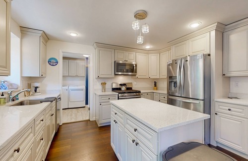 Bainbridge Island House | Inviting Farmhouse-Chic Retreat with Ocean View & Chef's Kitchen