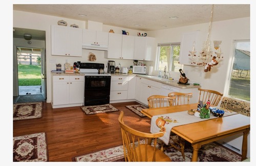 Finley House | Charming Farmhouse Retreat with Pool & Breakfast Included