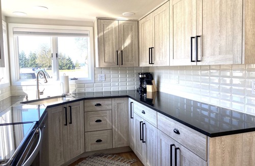 Ridgefield House | Cozy Farmhouse in Ridgefield with Ocean Views & Breakfast