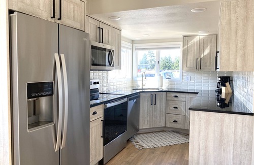 Ridgefield House | Cozy Farmhouse in Ridgefield with Ocean Views & Breakfast