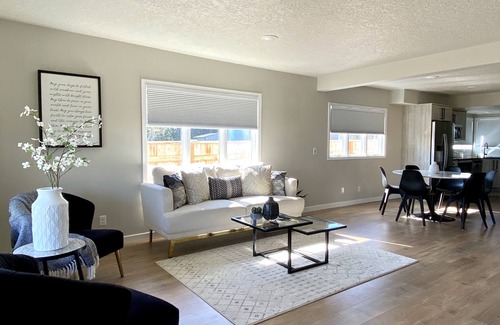 Ridgefield House | Cozy Farmhouse in Ridgefield with Ocean Views & Breakfast