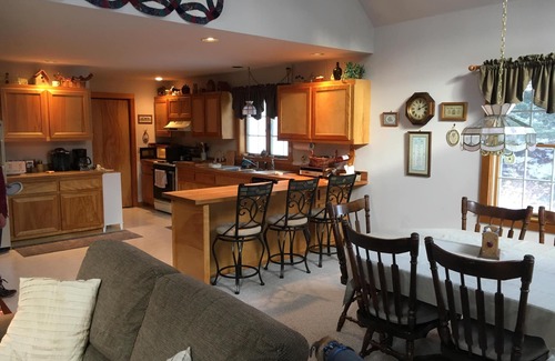 Waitsfield House | Charming Fayston Home Near Sugarbush with Pool & Breakfast