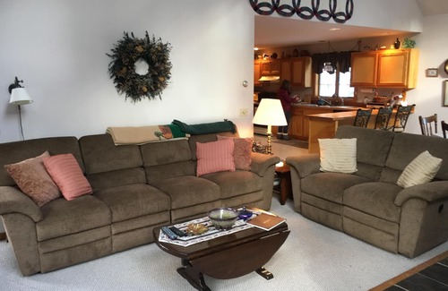 Waitsfield House | Charming Fayston Home Near Sugarbush with Pool & Breakfast
