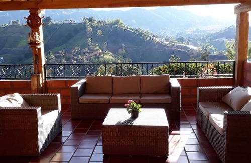 El Penol House | Inviting Finca La Natalia: Family-Friendly with Pool & Spa