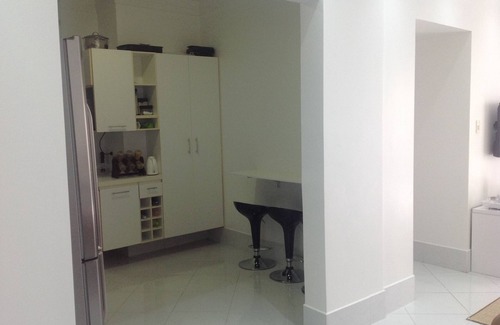 Tombo Apartment | Perfect Retreat at Tumbling Beach with Ocean View & Kitchen
