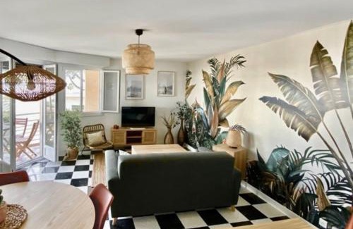 Saint-Laurent-du-Var Apartment | Inviting Love Nest with Balcony and Ocean View, Rated 9.5