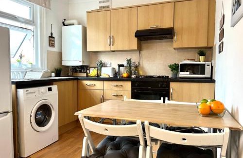Ferndale Apartment | Inviting Flat in Brixton - 4 Star with 9.1/10 Rating