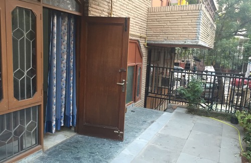 Kharera Apartment | Stylish Flat in Hauz Khas Near New Delhi Landmarks