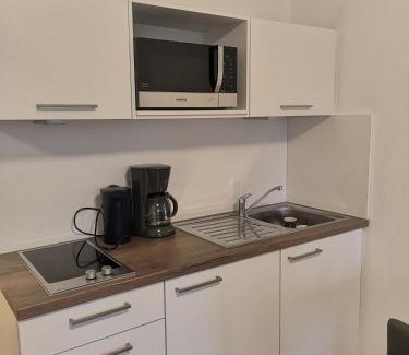 Friedrichshofen-Hollerstauden Apartment | Cozy Flat with WIFI and Convenient Parking Options