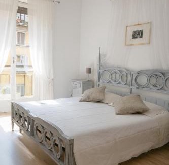 Porta Genova Apartment | Delightful Floral Apartment in Vibrant Navigli District