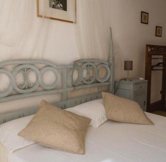 Porta Genova Apartment | Delightful Floral Apartment in Vibrant Navigli District