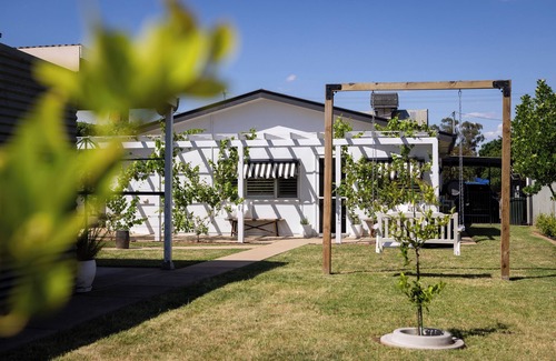 Coolamon Cottage | Inviting Four Bedroom Home in Coolamon with Breakfast Included