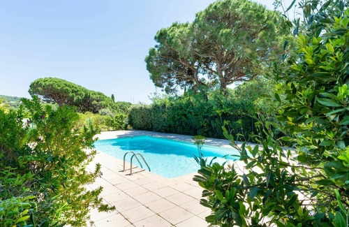 Plage de la Garonnette Apartment | Inviting Apartment for 6 with Pool, Terrace & Ocean View