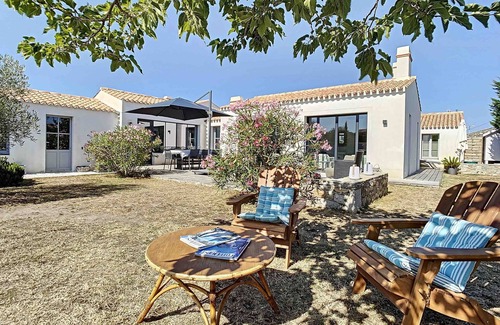 Noirmoutier-en-l'Ile Villa | Idyllic Villa with Pool and Ocean View in Noirmoutier