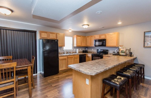 St. Robert House | Inviting Fully Furnished Townhome with Breakfast & Kitchen