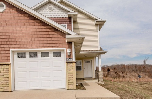St. Robert House | Inviting Fully Furnished Townhome with Breakfast & Kitchen