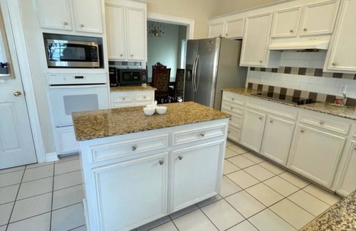 Benton House | Lakefront Retreat with Pool, Breakfast & Hot Tub Amenities
