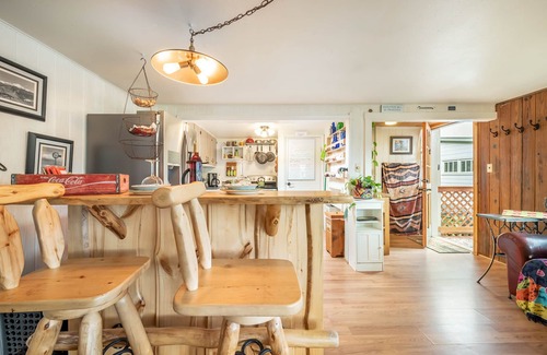 Central Colorado Springs House | Enchanting Garden Cottage with Spa and Breakfast in Downtown