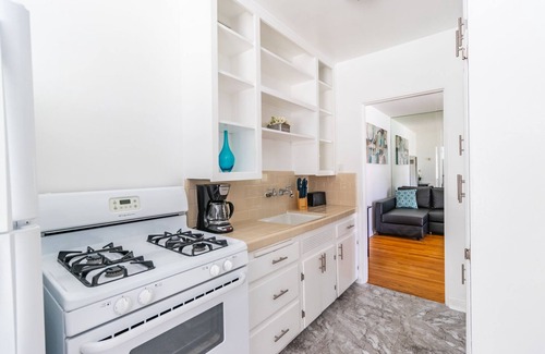 Valley Village Apartment | Charming Garden Apartment Near Universal Studios