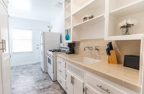 Valley Village Apartment | Charming Garden Apartment Near Universal Studios