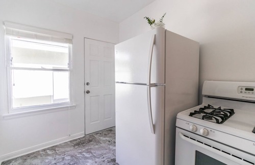 Valley Village Apartment | Charming Garden Apartment Near Universal Studios