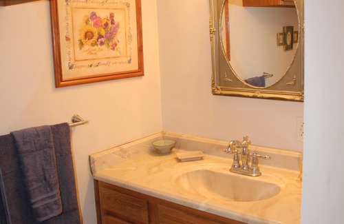 Norton Apartment | Cozy Garden Apartment Near Akron, Cleveland & Amish Country